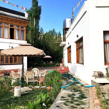 Sponbo Guest House, Leh Exterior photo