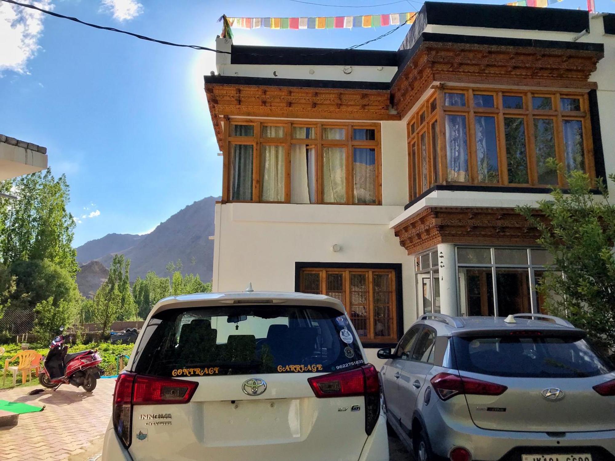 Sponbo Guest House, Leh Exterior photo